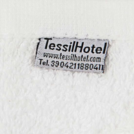 Etichetta di lavaggio dell'accappatoio spugna bianco Sciallato per hotel, alberghi, b&b, spa e centri benessere Etichetta di lavaggio dell'accappatoio spugna bianco Sciallato per hotel, alberghi, b&b, spa e centri benessere
