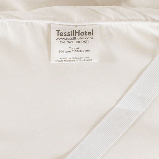 Topper 600gr da materasso per alberghi, hotel, b&b - dettaglio etichetta e fascia elastica Topper 600gr da materasso per alberghi, hotel, b&b - dettaglio etichetta e fascia elastica